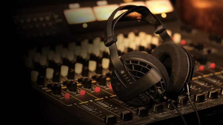 Enthusiast-Built, Lightweight, Repairable, Glass-Driver Headphones: Gadget Flow